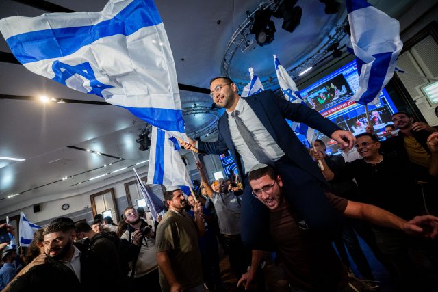 החגיגות במטה עוצמה יהודית לאחר הניצחון בבחירות (יונתן זינדל, פלאש 90)