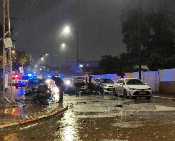 פיצוץ מלווה בירי: 2 בני אדם נפצעו בפתח תקווה | תיעוד
