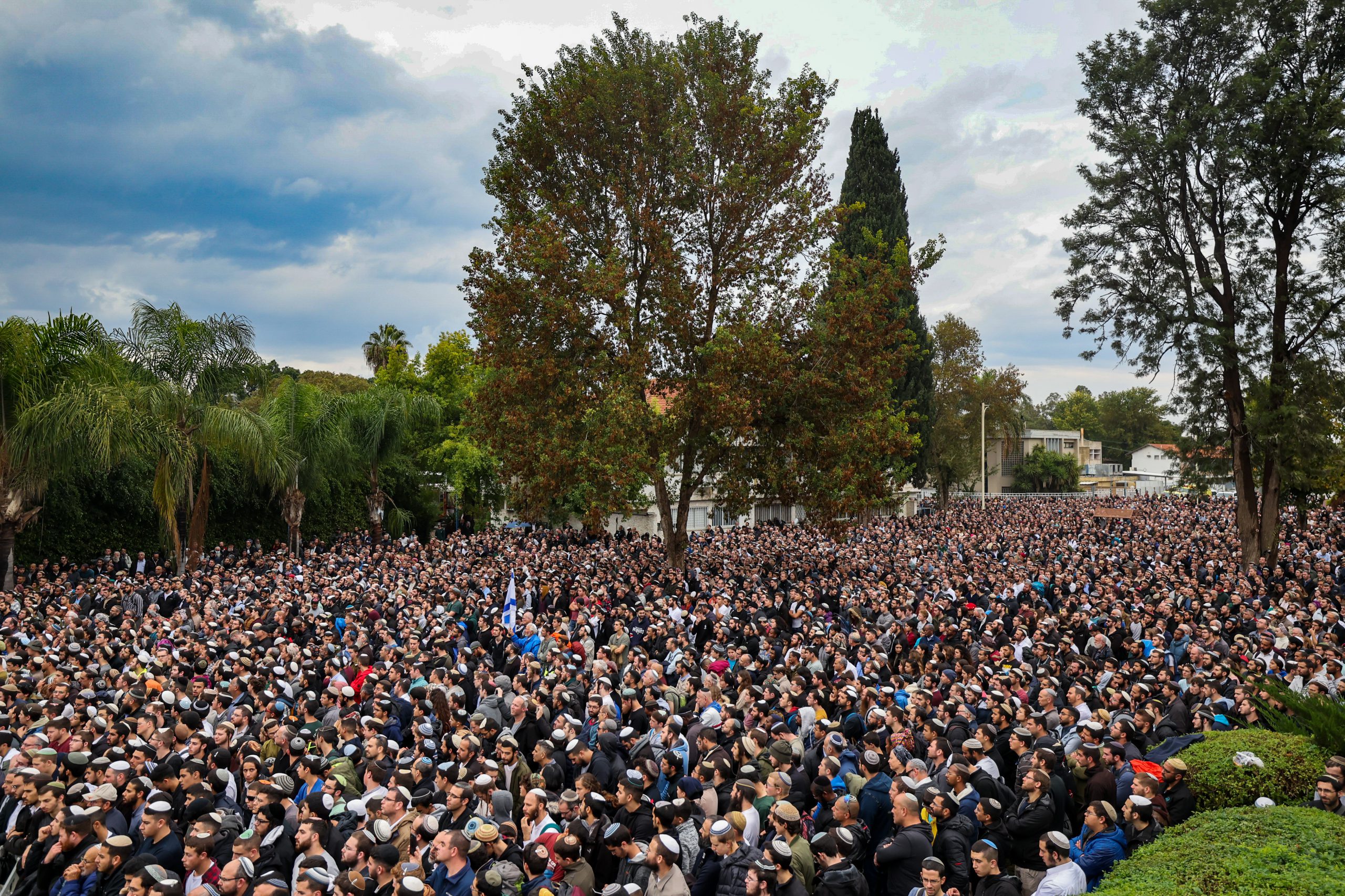 מבט מלמעלה: קהל הרבבות בהלווית הרב דרוקמן זצ"ל