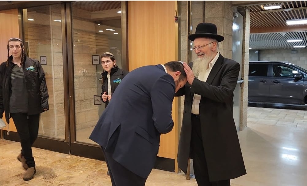 לראשונה בחייו: הרב שמואל אליהו הגיע לכנסת. צפו