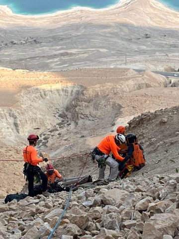 תיעוד: צנחן רחיפה התרסק על מצוק העתקים ליד נחל