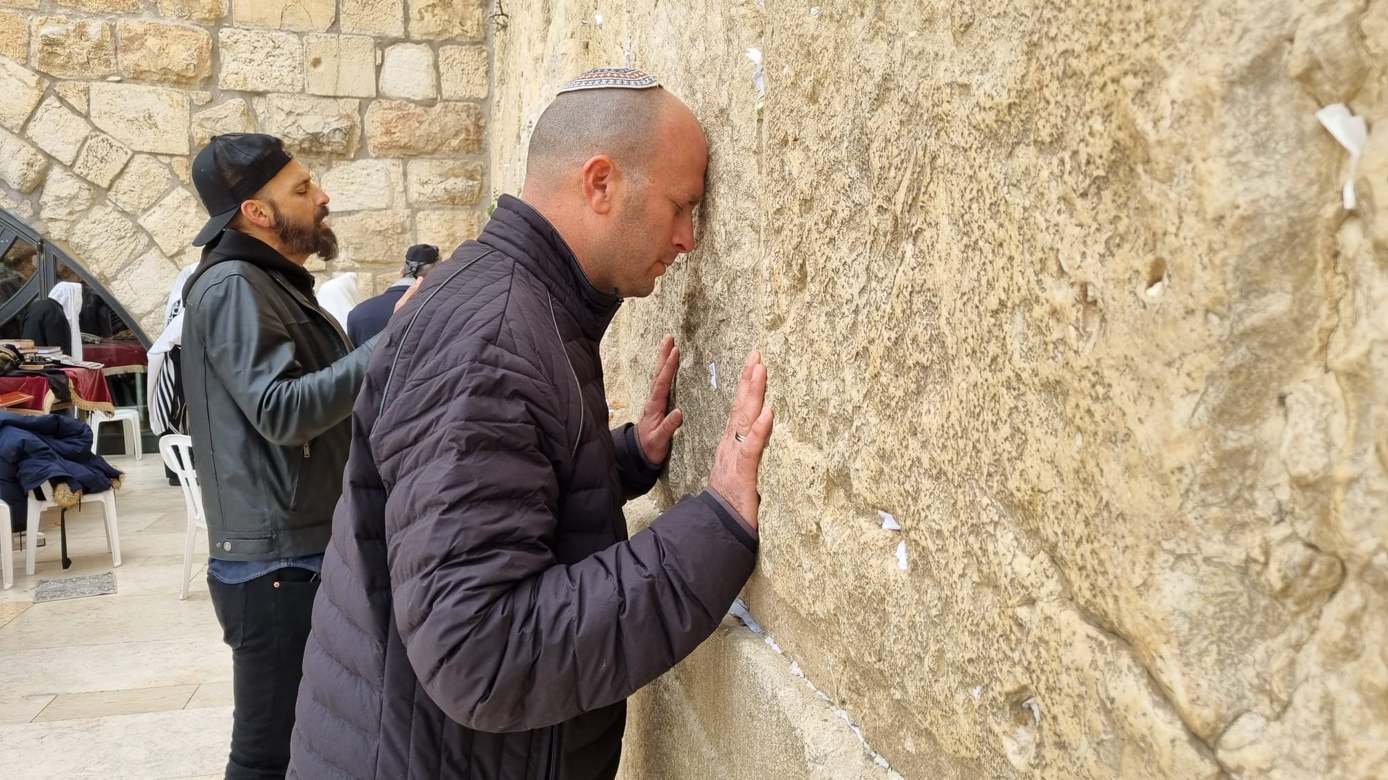 רגע לפני השבעתו לח"כ, יצחק קרויזר בתפילה בכותל