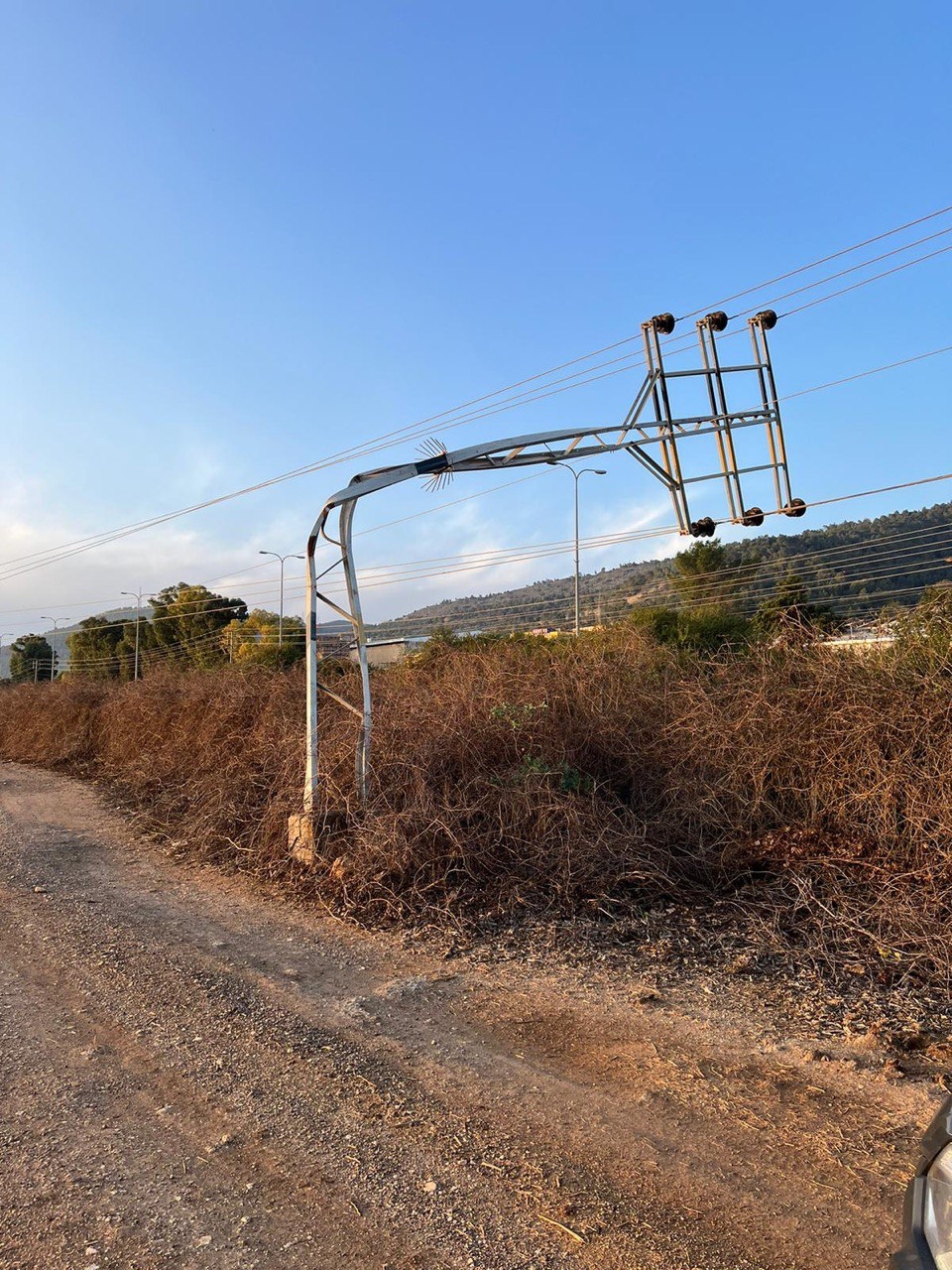 תיעוד נדיר: עמוד מתח גבוה התכופף מעוצמת הרוח