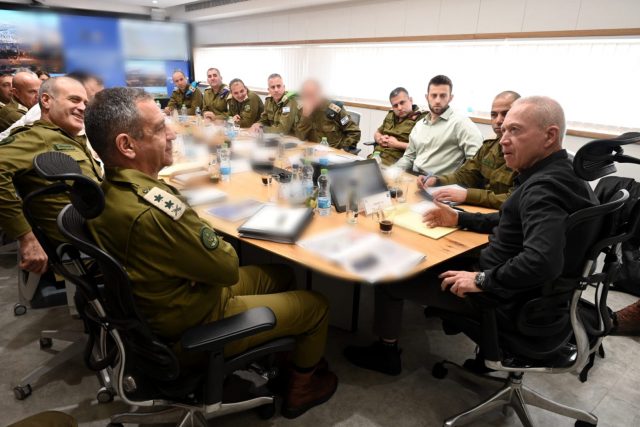 יואב גלנט עם הרמטכ"ל בפיקוד מרכז (אריאל חרמוני, משרד הביטחון)
