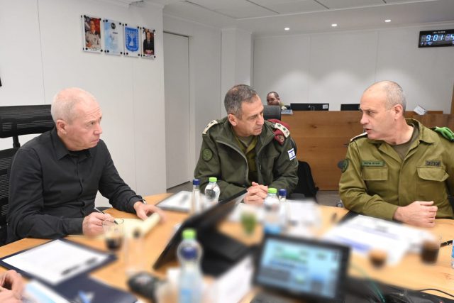 יואב גלנט עם הרמטכ"ל בפיקוד מרכז (אריאל חרמוני, משרד הביטחון)