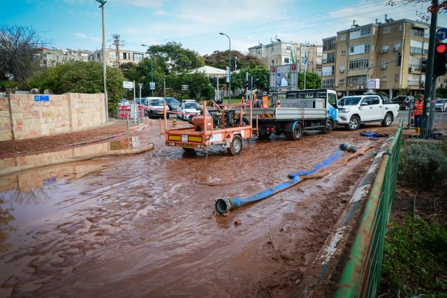 פועלים במקום בו התפוצץ הצינור