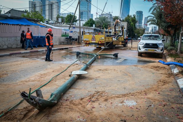 פיצוץ צינור המים בתל אביב | רחובות שלמים נחסמו