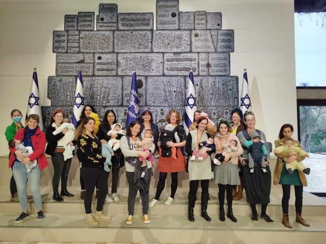 מפגש בהפתעה: הרצוג ברך נשים בחופשת לידה