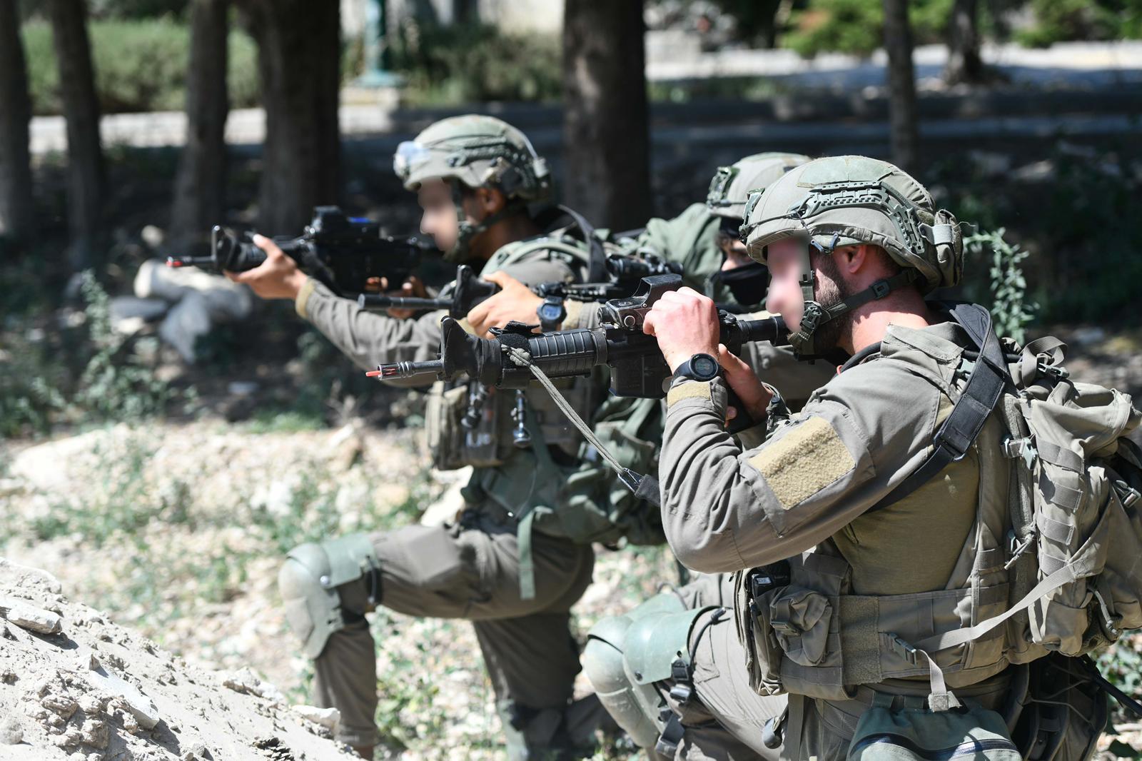 כוחות של צה"ל פועלים במחנה עקבת ג'אבר