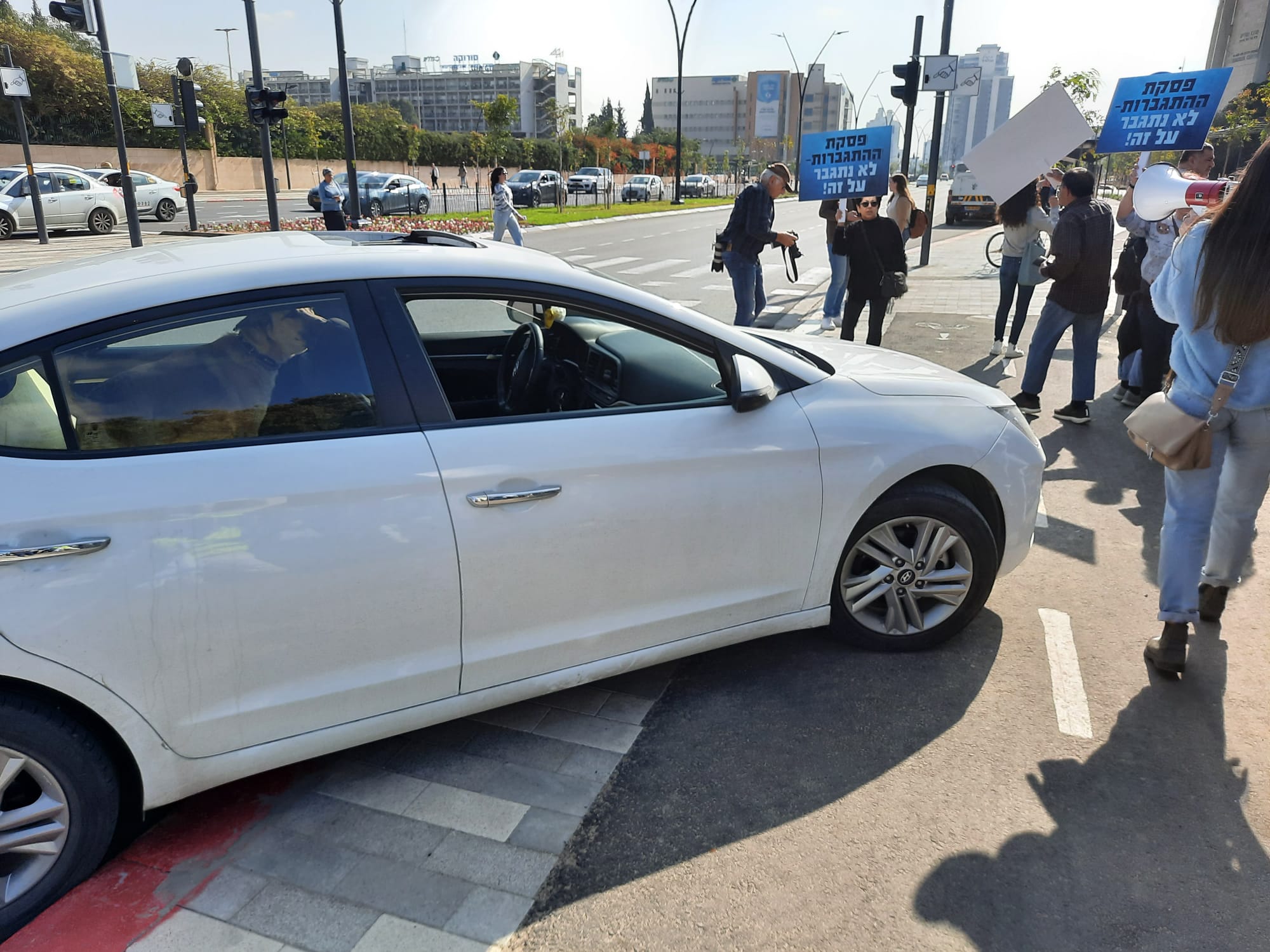 ”נחסל אתכם”: צעיר נעצר בחשד שניסה לדרוס מפגינים