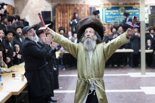 הרב החרדי אלימלך בידרמן חוגג עם תלמידים וחסידים במירון
