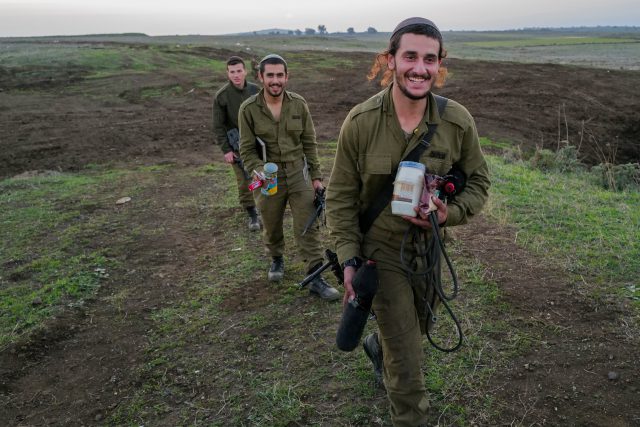 חיילים נערכים לתרגיל צבאי ברמת הגולן