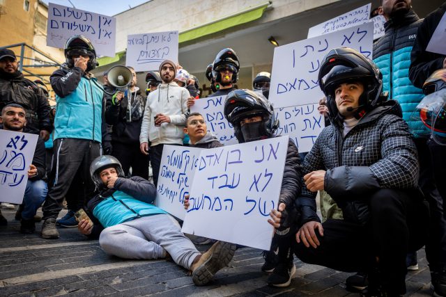 שליחי וולט בירושלים מוחים על הפגיעה בתנאי ההעסקה שלהם
