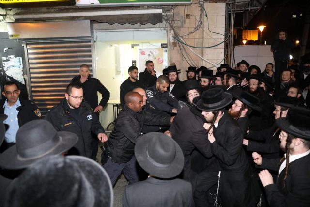 שימוש בכוח נגד המפגינים (חיים גולדברג)