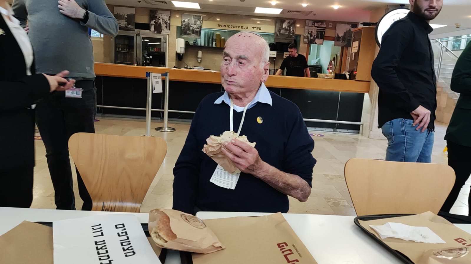 מבצע דוגו הגיע לכנסת: אוכלים פלאפל כניצחון על הנאצים
