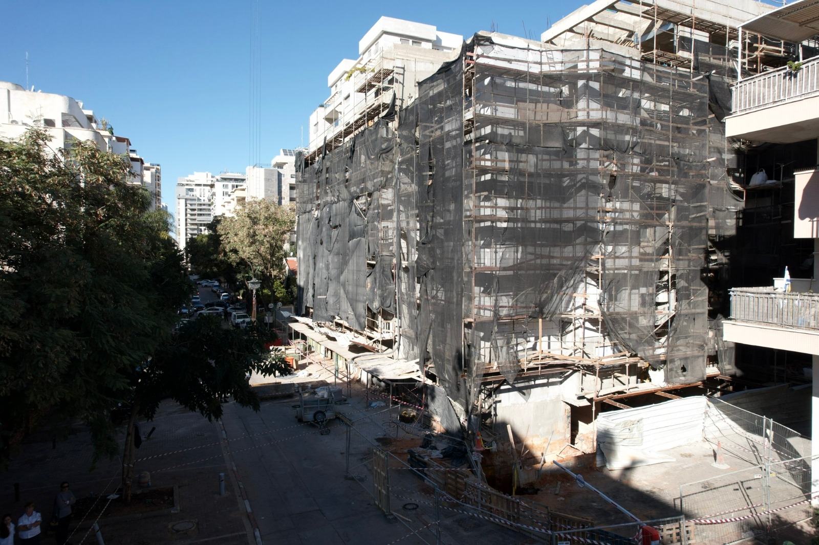 בולען נפער בהוד השרון, 3 בניינים סמוכים פונו