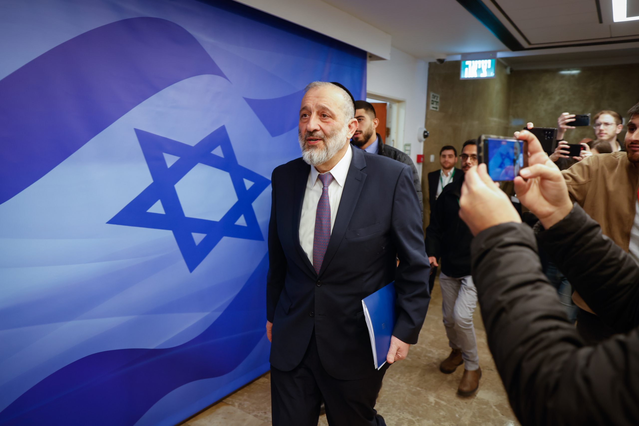 באיחור של רבע שעה: דרעי נכנס לישיבת הממשלה. צפו