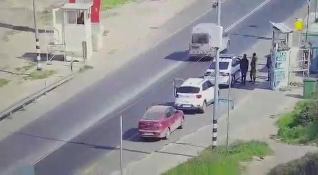 תיעוד הפיגוע: נעצר לבידוק, יוצא מהרכב עם סכין ומחוסל
