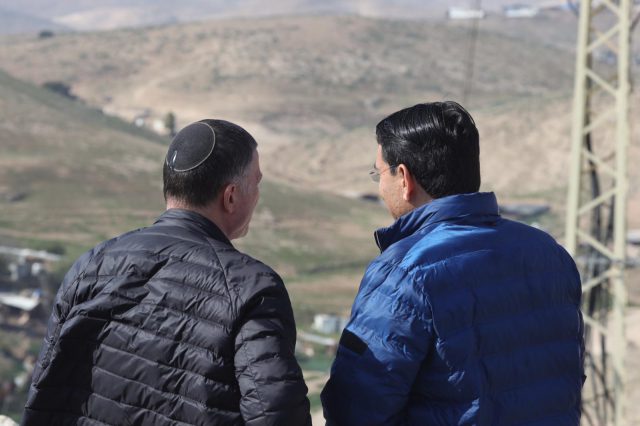 ח״כ דני דנון וח״כ יולי אדלשטיין השבוע בסיור בחאן אל אחמר.