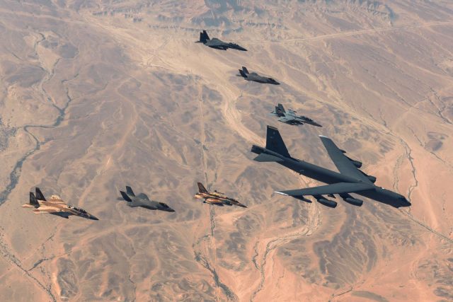 מפציץ B-52 מלווה במטוסי קרב (דובר צה"ל)