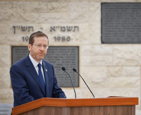 צפו: הרצוג מתפלל במליאת הפרלמנט האירופי