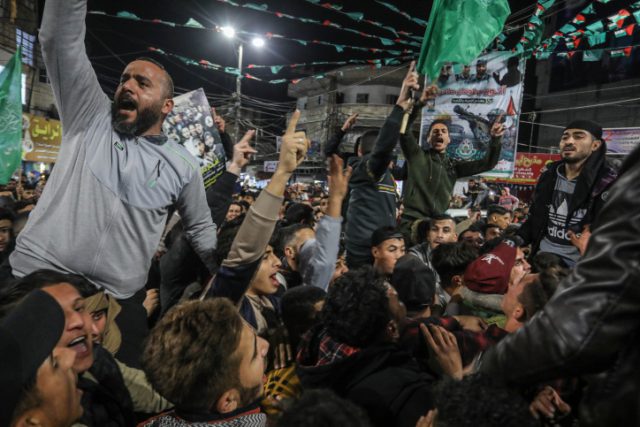אחרי הטבח: בעזה חגגו את רצח המתפללים בירושלים
