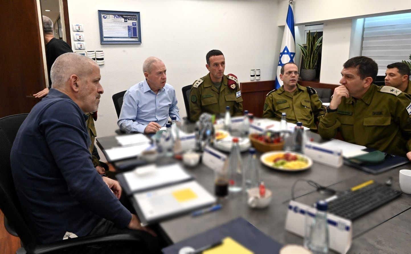 גלנט הורה: לבחון פעולות נגד המחבלים הבודדים
