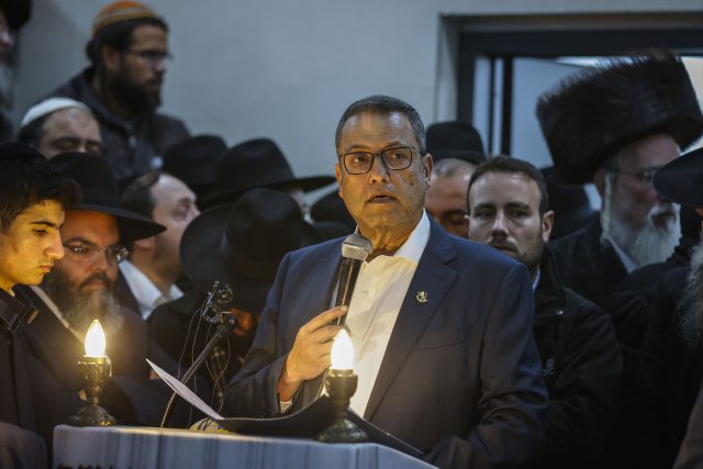 "איך הלכתם לנו?": המונים ליוו למנוחות את הנרצחים