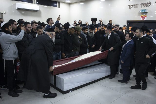"איך הלכתם לנו?": המונים ליוו למנוחות את הנרצחים