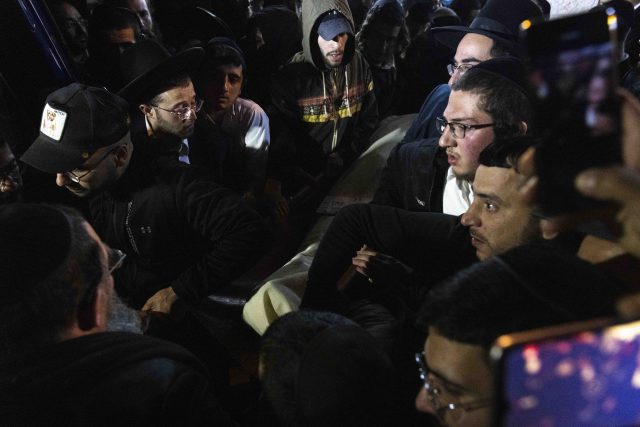 "איך הלכתם לנו?": המונים ליוו למנוחות את הנרצחים