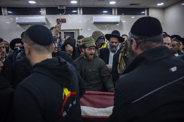 "איך הלכתם לנו?": המונים ליוו למנוחות את הנרצחים