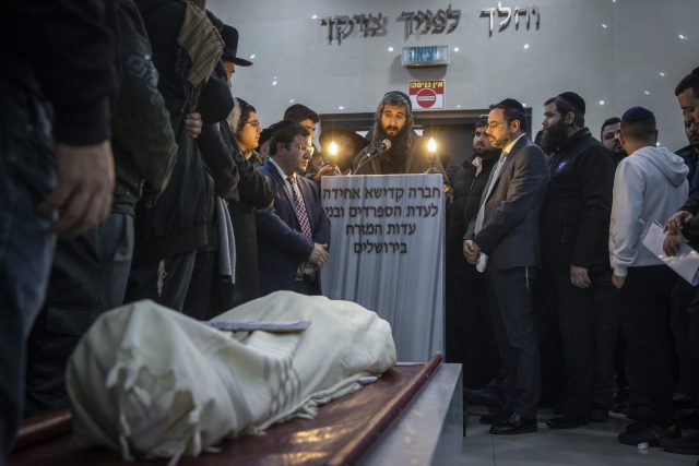 "איך הלכתם לנו?": המונים ליוו למנוחות את הנרצחים