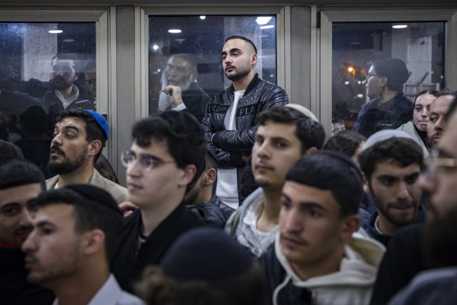 "איך הלכתם לנו?": המונים ליוו למנוחות את הנרצחים
