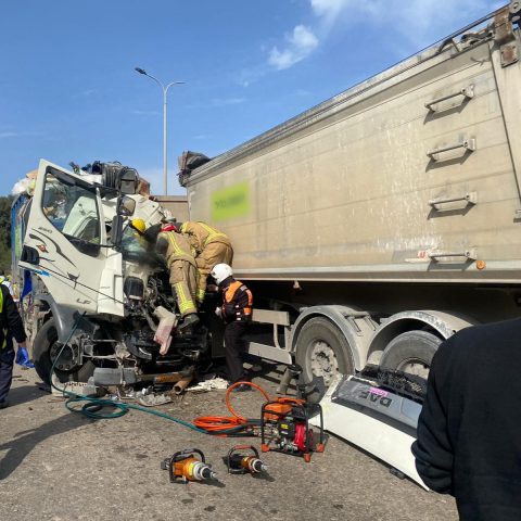 2 משאיות התנגשו: שלושה פצועים בתאונה באשדוד