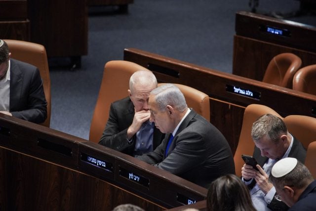 הפלונטר של נתניהו: למה גלנט עדיין לא פוטר?