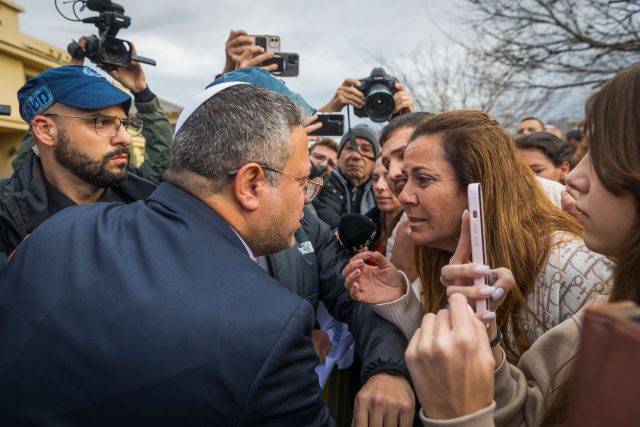 השר לביטחון לאומי איתמר בן גביר עם שכנותיה של האישה, ביום שישי