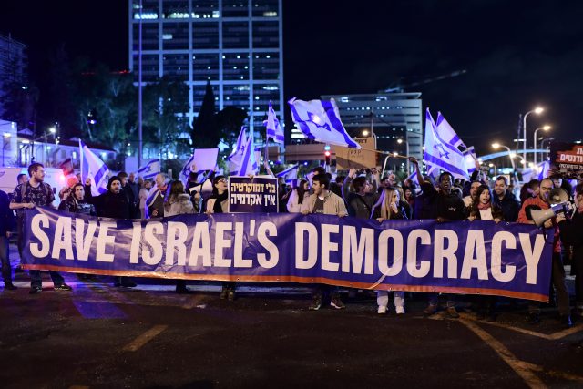 מפגינים נגד הרפורמה, אמש בתל אביב