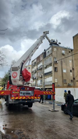 צפו בתיעוד: ביצעו החייאה תוך כדי חילוץ במנוף