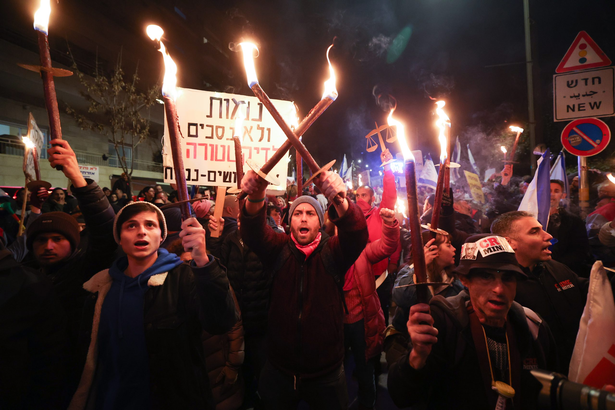מאות מפגינים עם לפידים מול בית ראש הממשלה