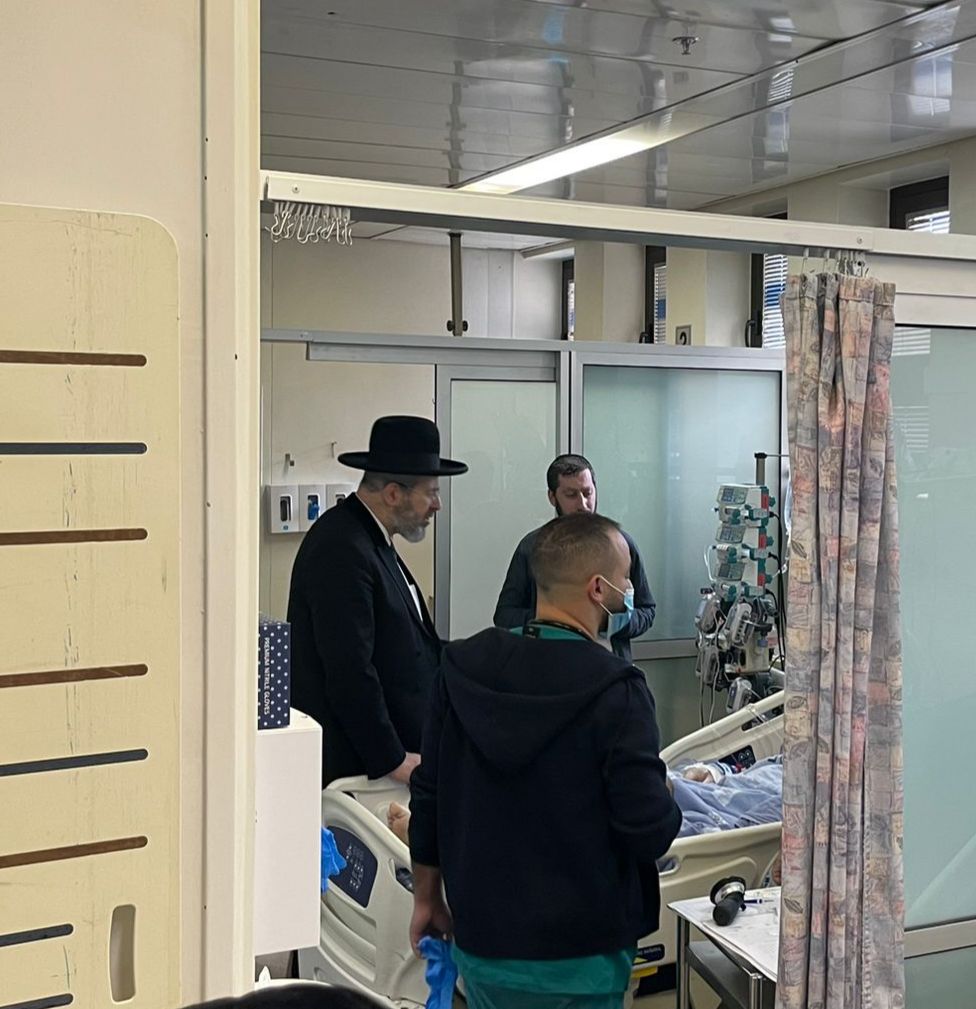 הרב לאו ביקר את אביהם של הילדים שנרצחו בפיגוע