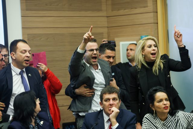 חברי הכנסת של האופוזיציה סירבו לצאת מהדיון