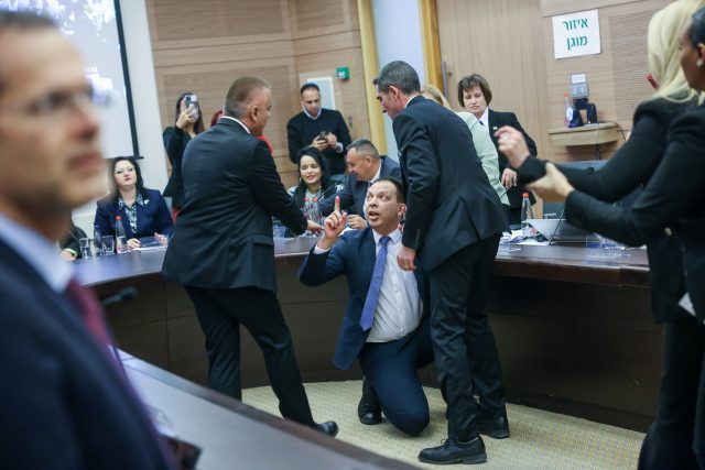 חבר הכנסת מתנגד לצאת מהאולם