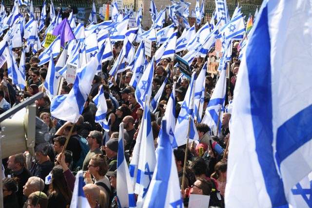 מפגינים מול הכנסת, הבוקר