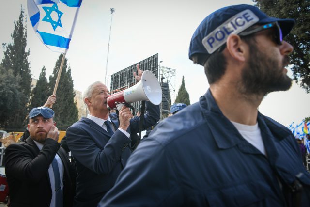 ח"כ בני גנץ בהפגנה