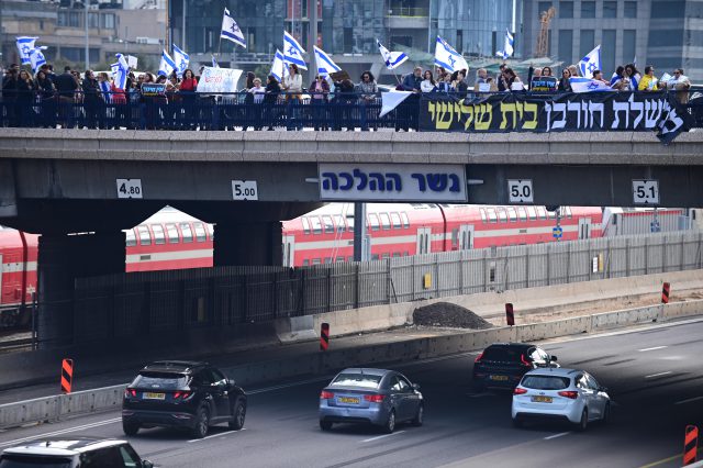 מפגינים גם בגשר ההלכה