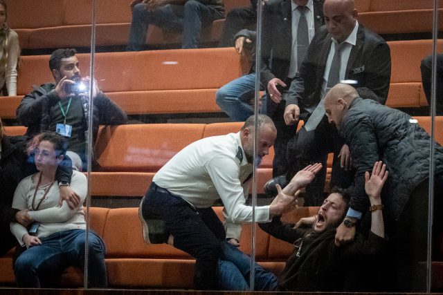 סטודנטים הפריעו לנאום שמחה רוטמן ופונו באלימות