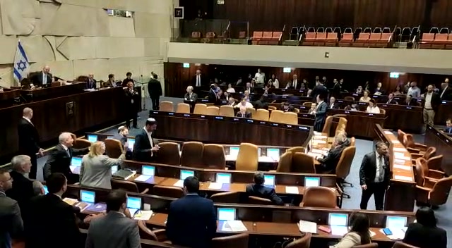 מהומה במליאה לפיד