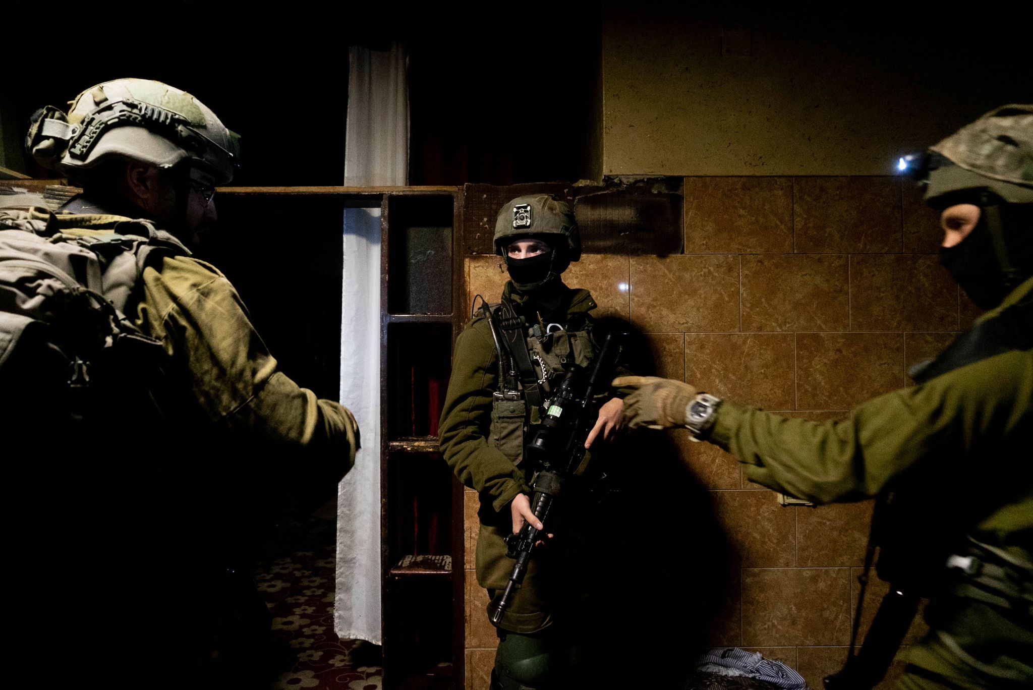 כוח צה"ל עצר הלילה חמישה מבוקשים | תיעוד