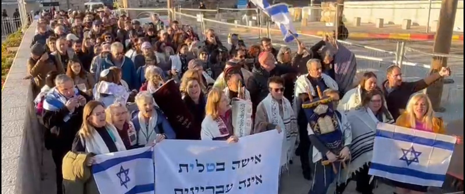 בניגוד להוראות: קריב ניסה להכניס ס"ת לעזרת הנשים בכותל