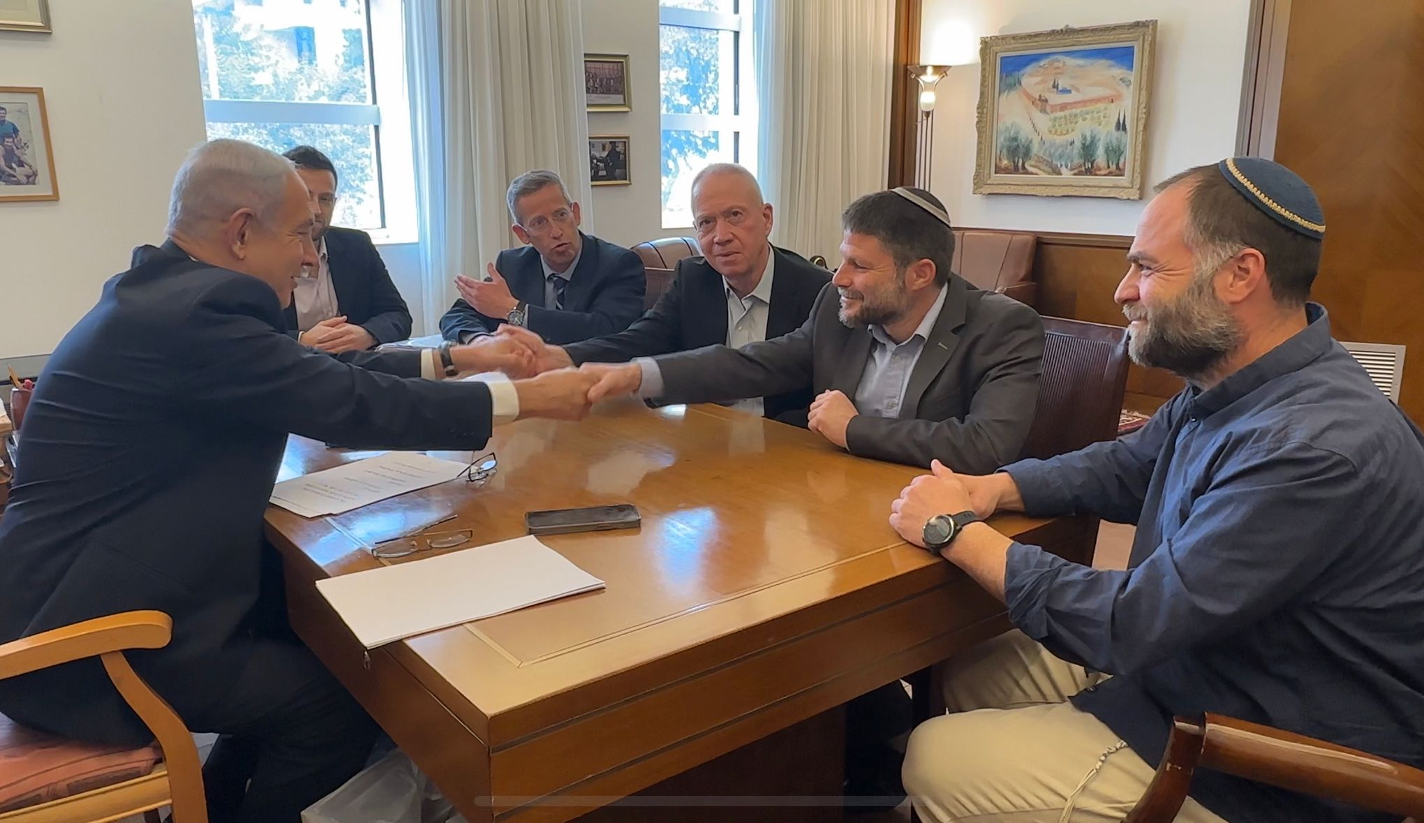 בני גנץ: "כניעה לקיצוניים בשל צרכים פוליטיים"
